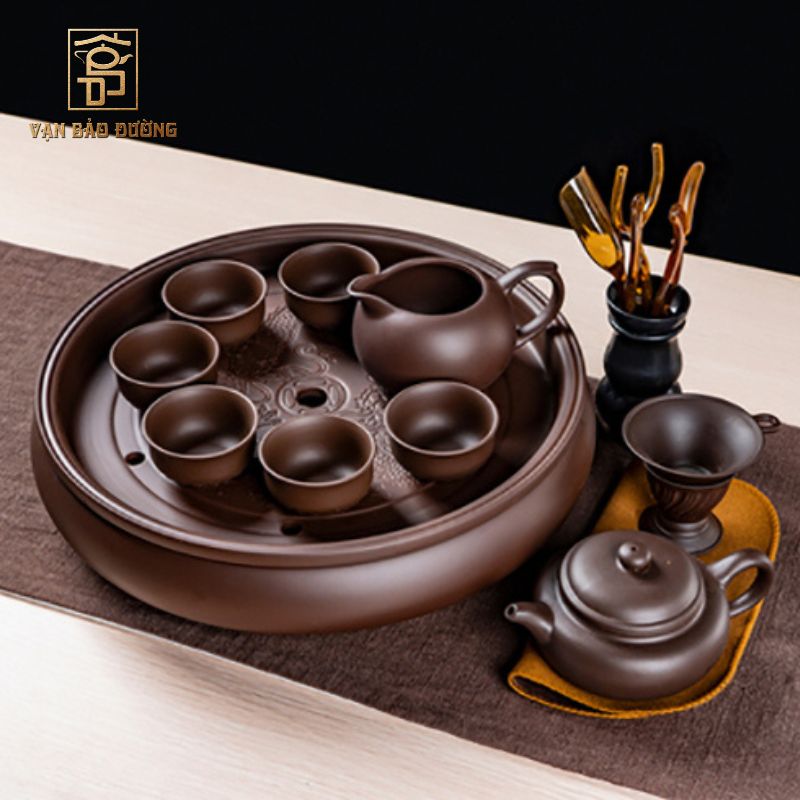 Làm nóng ấm chén sẽ giúp trà sau khi rót ra giữ được hơi nóng lâu hơn