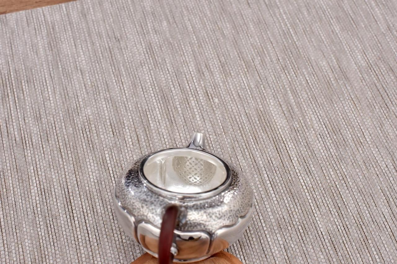 ẤM BẠC  PHA TRÀ 999 HỌA TIẾT HOA SEN