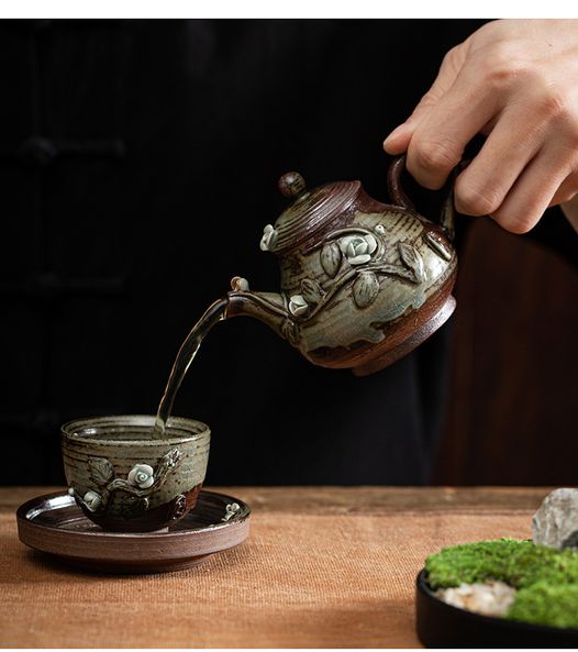 CHÉN GỐM HỒNG HOA ĐẮP NỔI