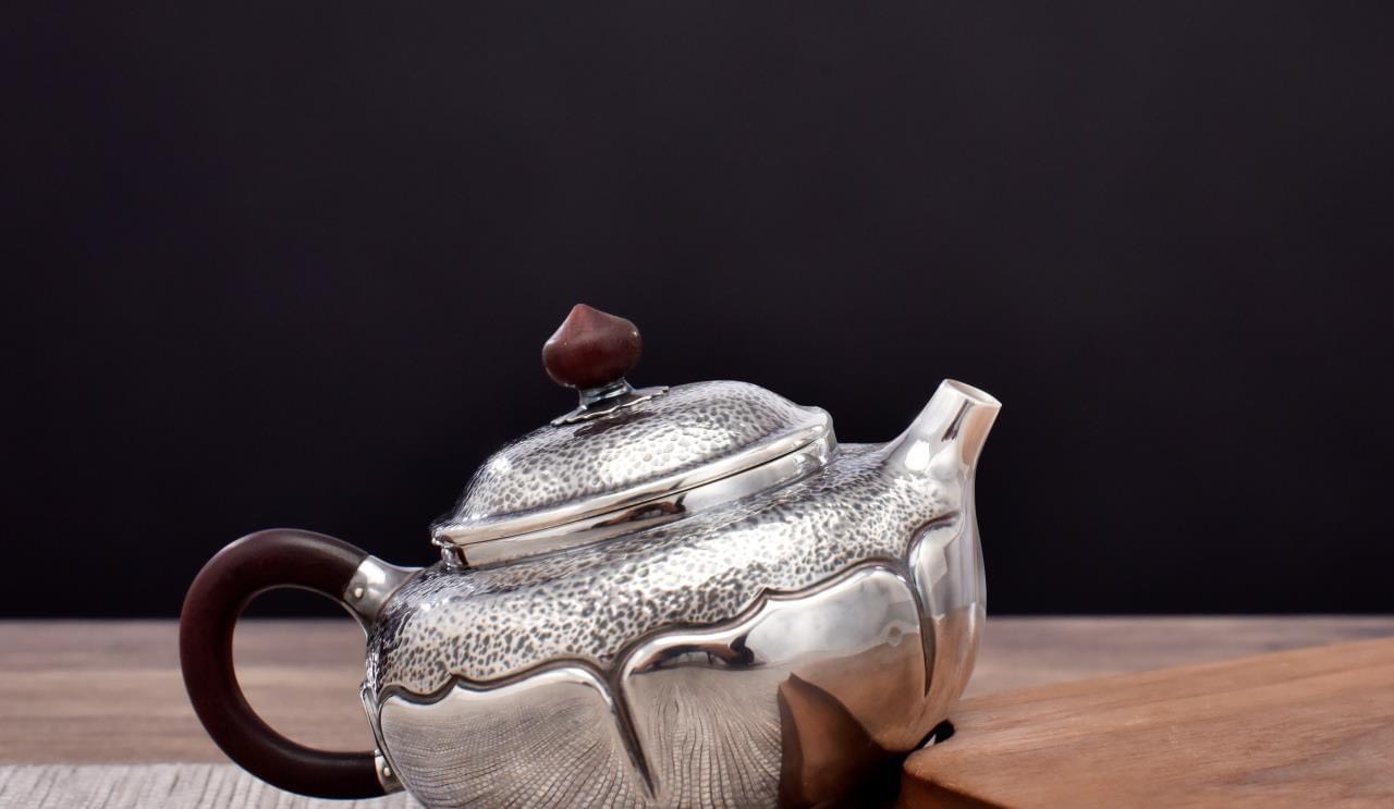 ẤM BẠC  PHA TRÀ 999 HỌA TIẾT HOA SEN