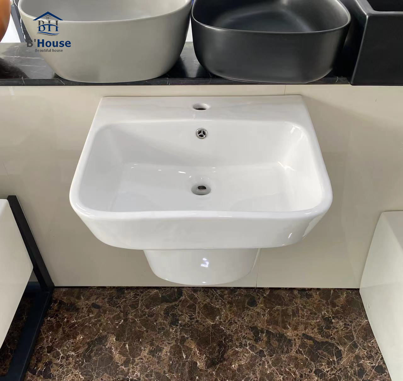 Chậu rửa mặt (Lavabo) treo tường liền chân CL02