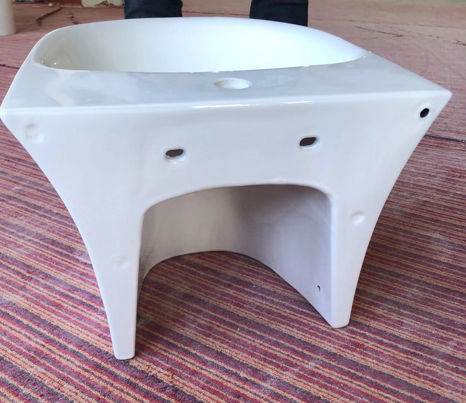 Chậu rửa mặt (Lavabo) treo tường liền chân CL03