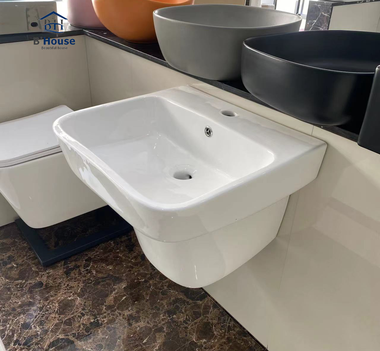 Chậu rửa mặt (Lavabo) treo tường liền chân CL02