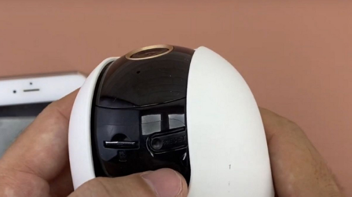 Hướng dẫn lắp thẻ nhớ camera IMOU bằng cách xoay ngược camera để xác định vị trí khe cắm