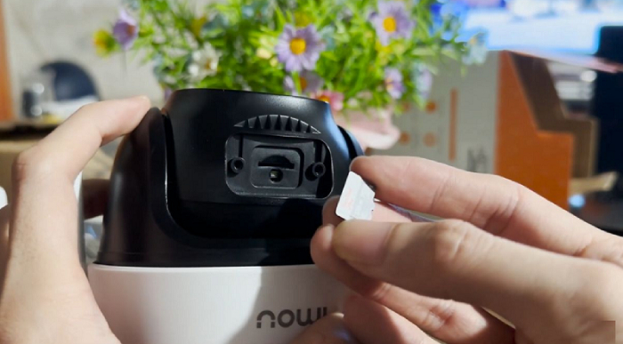 Cách xác định khe cắm thẻ nhớ camera Imou