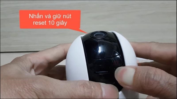 Nhấn và giữ nút Reset trên camera trong khoảng 10-15s