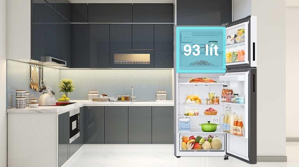 Ngăn đá của Tủ lạnh Samsung Inverter 382 lít Bespoke RT38CB6784C3SV có dung tích đủ lớn để phục vụ gia đình bạn