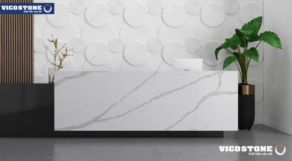 Ốp đá nhân tạo vân mây VICOSTONE Arabescato BQ8912 nơi quầy bar làm cho không gian phòng lễ tân thêm cuốn hút