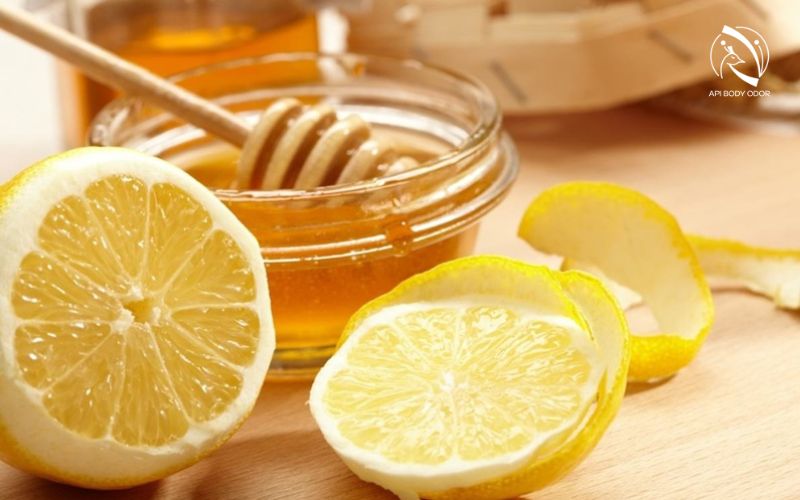 Lemon combined with honey treats dark armpits