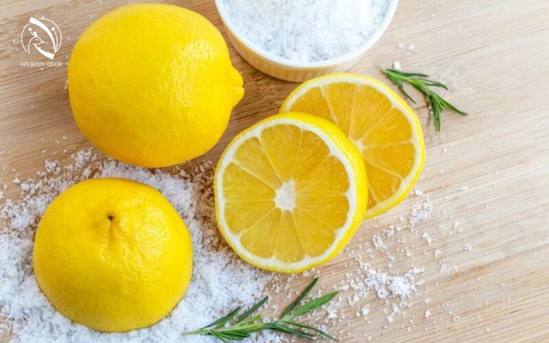 Lemon combined with salt to treat dark armpits