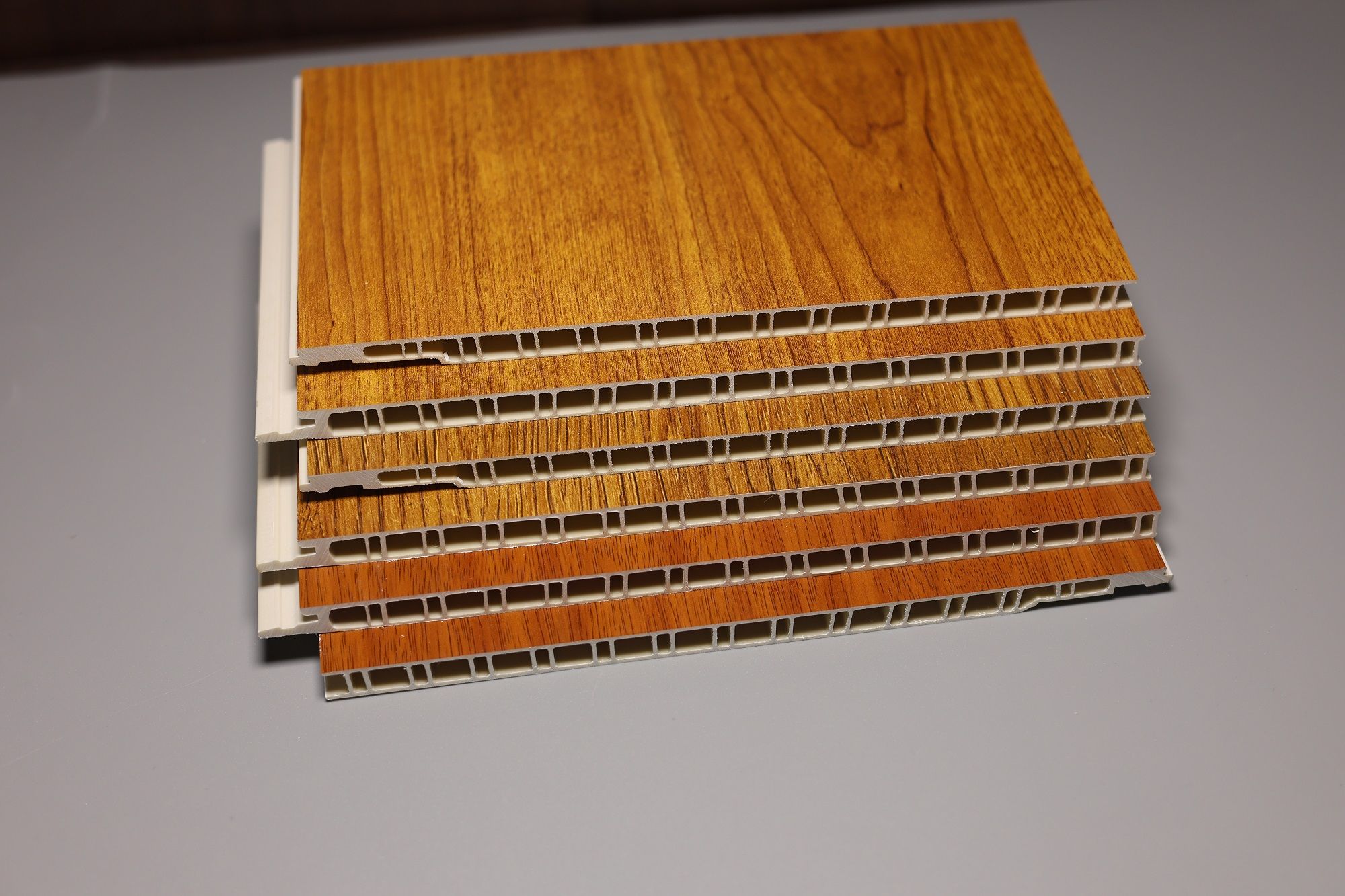 tấm nhựa giá rẻ là gì