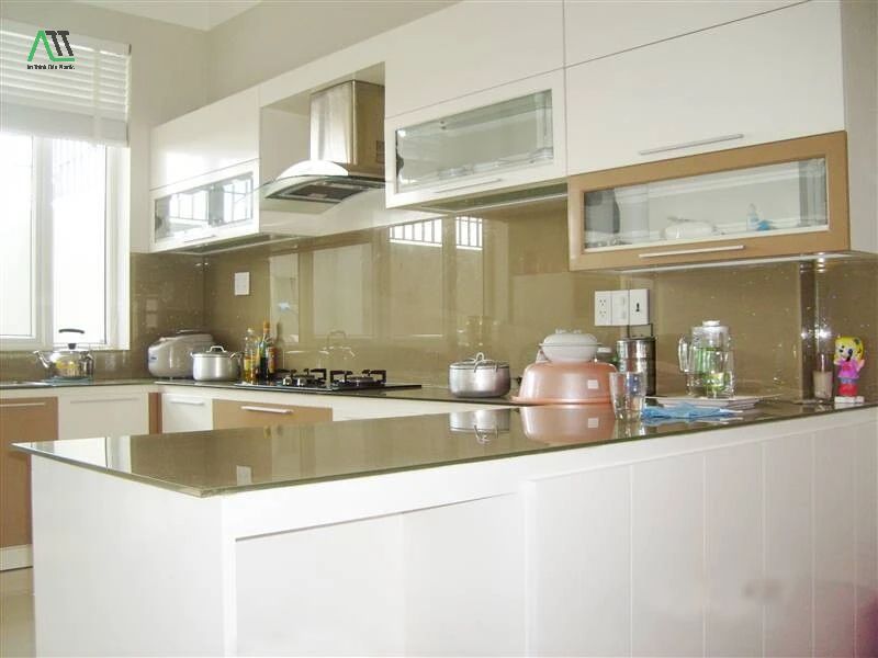 kính màu ốp tường