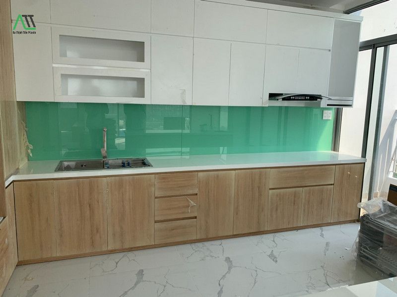 kính màu ốp tường