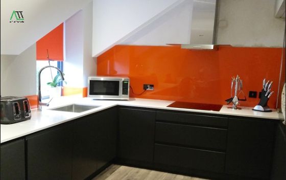 kính màu ốp tường