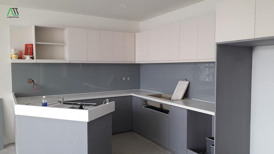 kính màu ốp tường