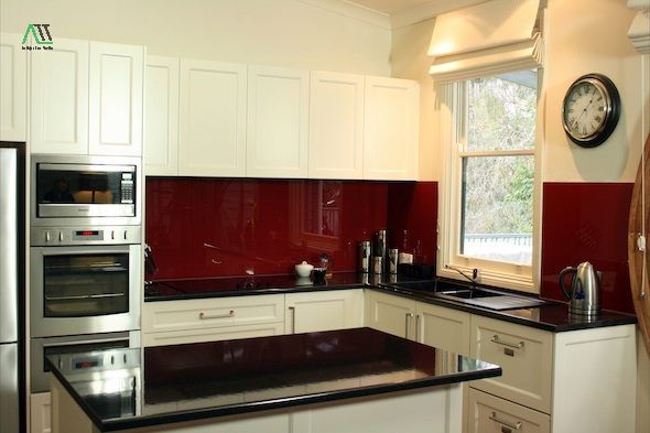 kính màu ốp tường