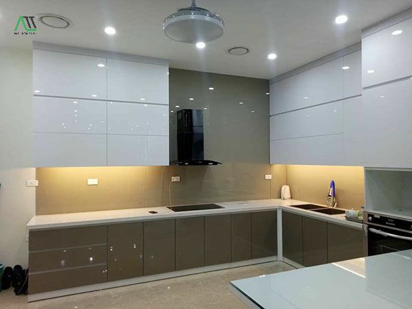 kính màu ốp tường