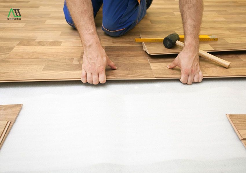 lát sàn gỗ trên nền gạch hoa