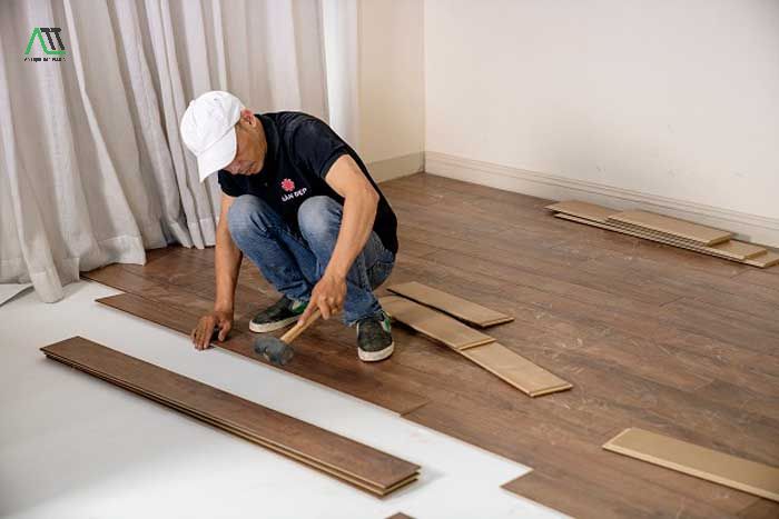 lát sàn gỗ trên nền gạch hoa