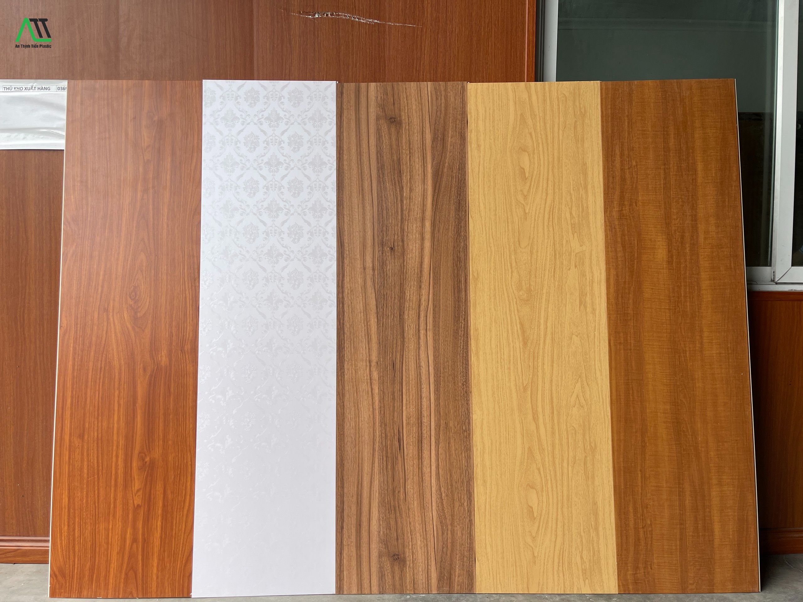 Tấm nhựa ốp tường màu nâu gỗ - xu hướng thi công nội thất năm 2024