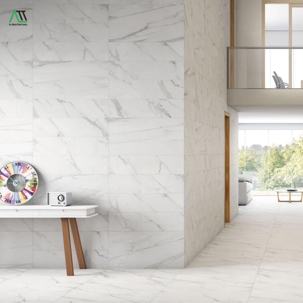 Nên ốp tường bằng tấm nhựa PVC hay gạch men