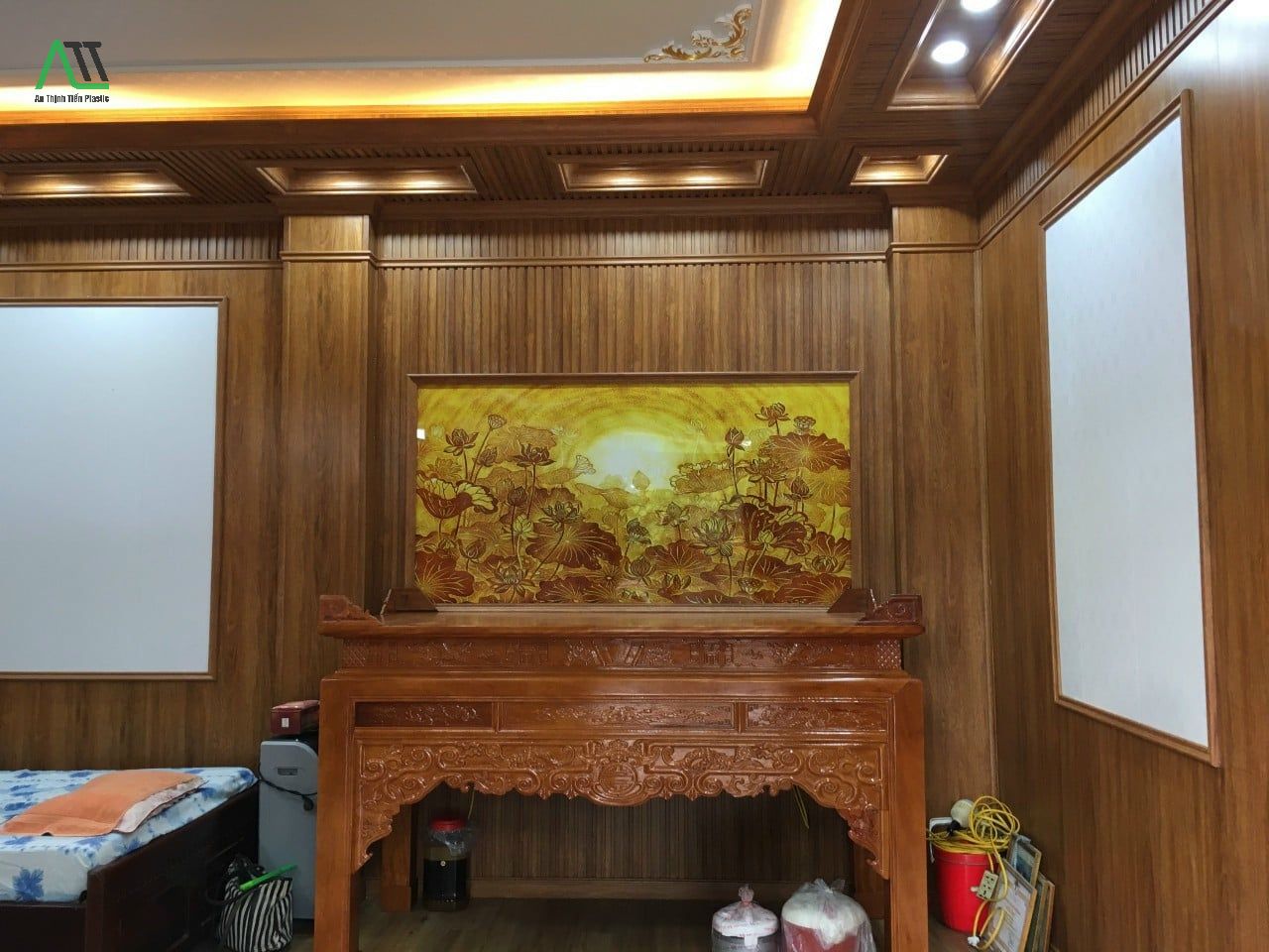 ốp nhựa phòng thờ giả gỗ