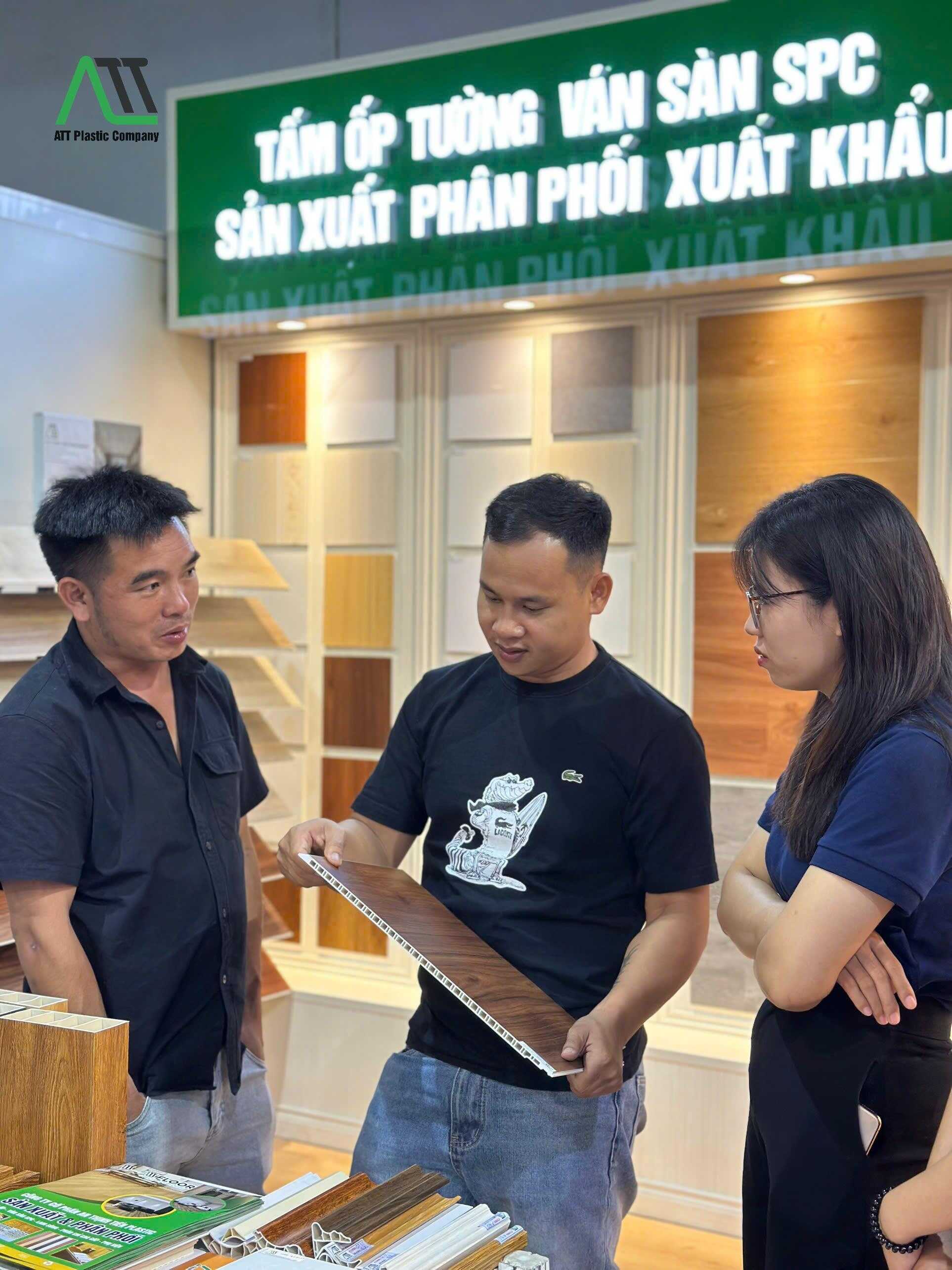 ốp tường quán cafe