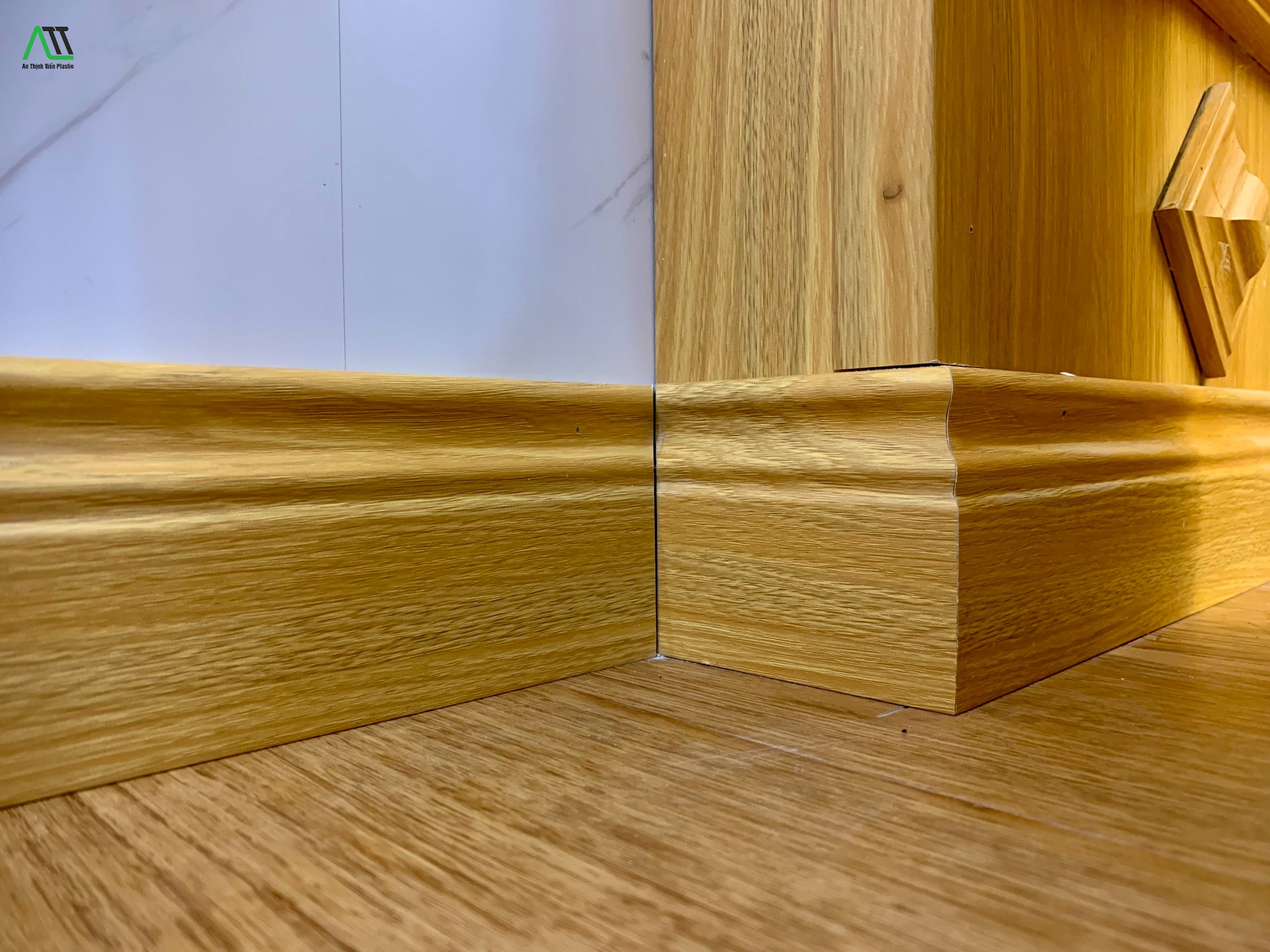 Phào chỉ chân tường là gì? Có nên ốp phào chỉ chân tường không?