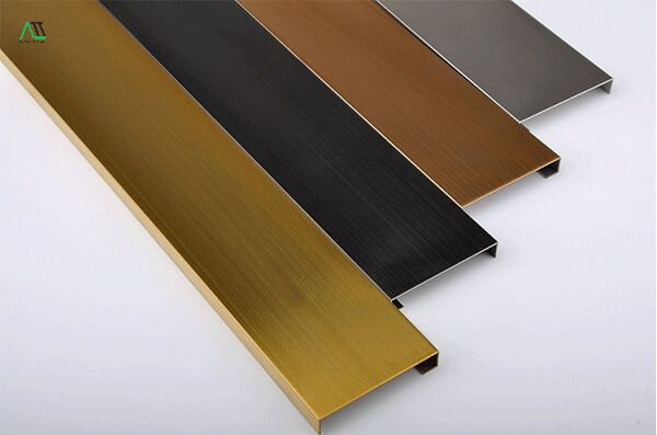 Phào chỉ chân tường còn được gọi với các tên khác như len chân tường hay phào chân tường