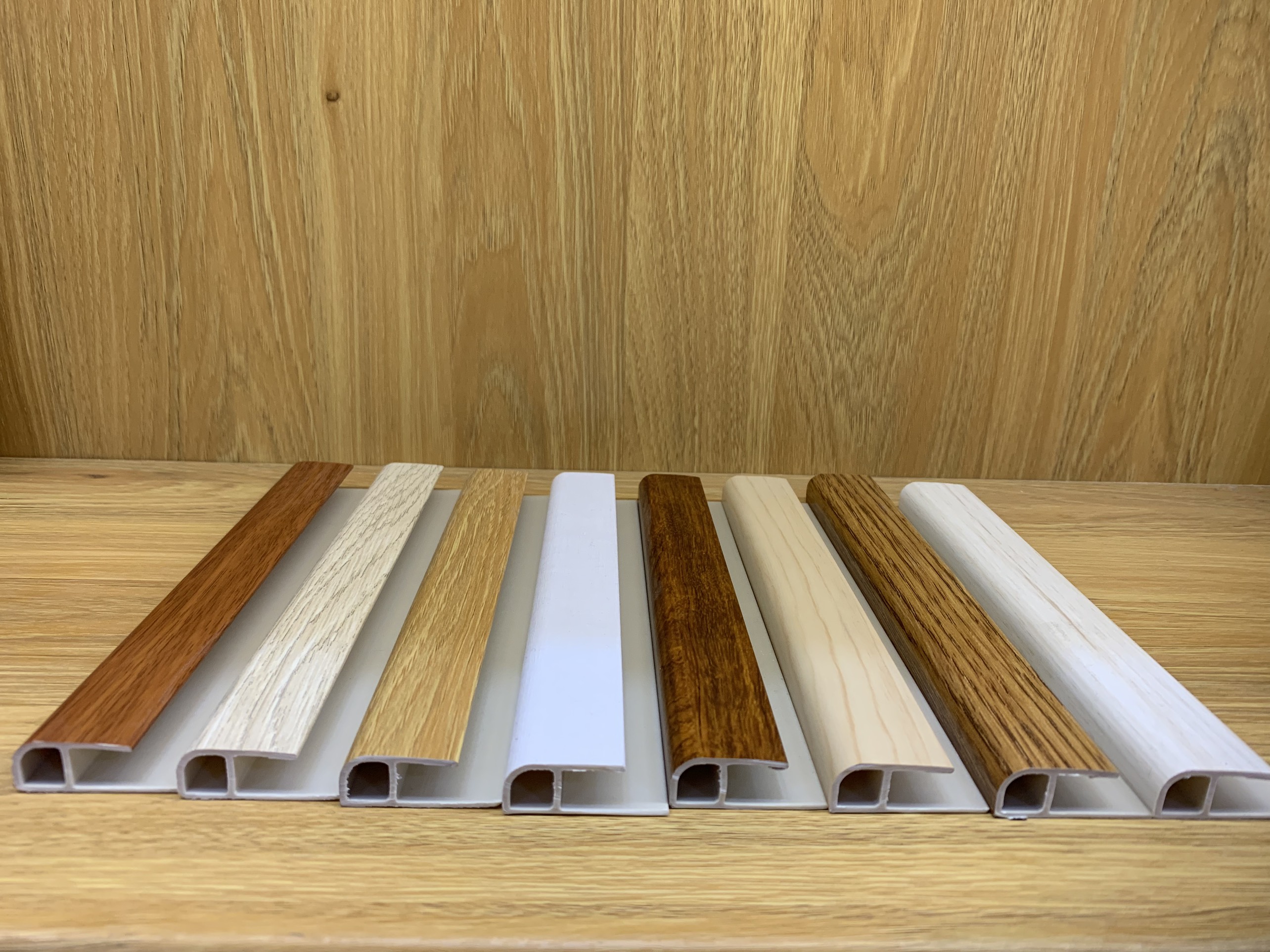 Phân loại phào chỉ theo chất liệu: phào chỉ PVC