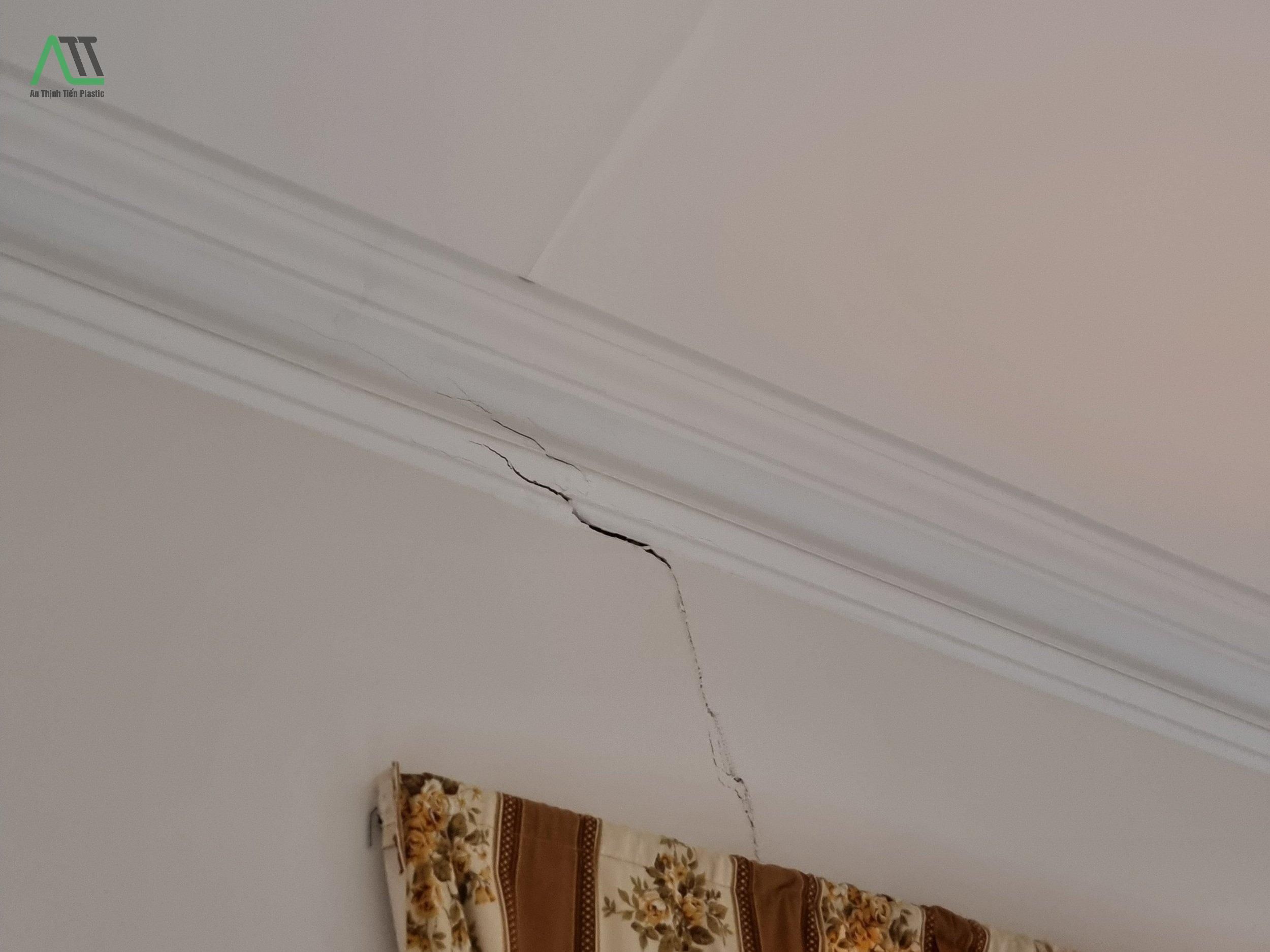 phào chỉ pvc bị nứt