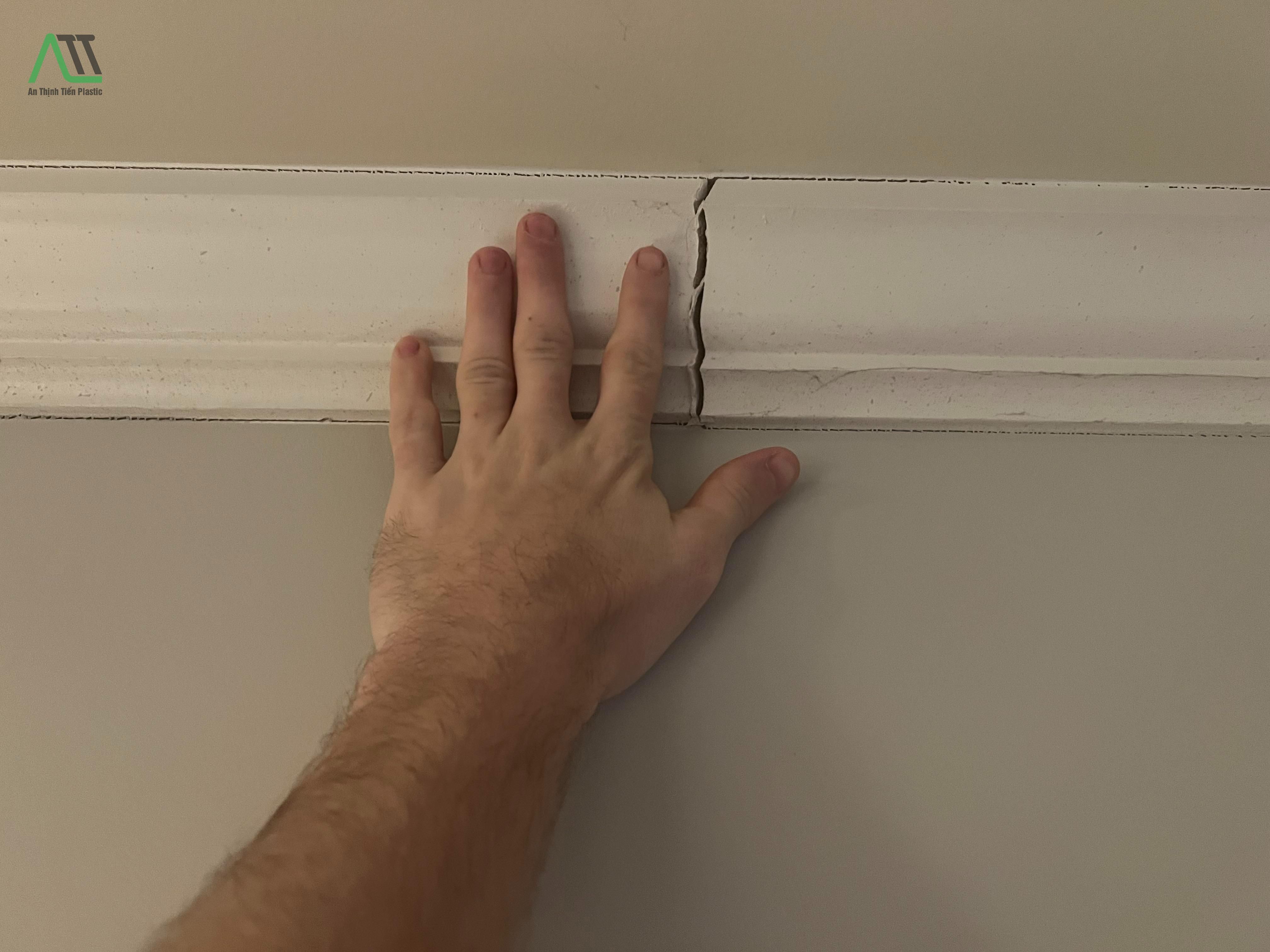 phào chỉ pvc bị nứt