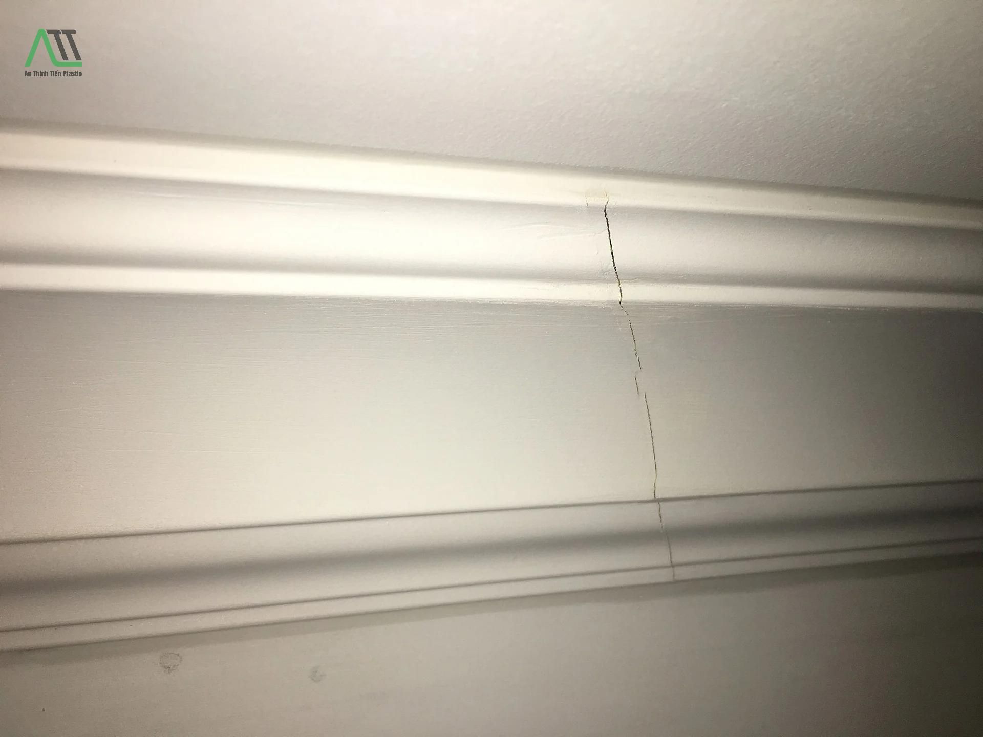 phào chỉ pvc bị nứt