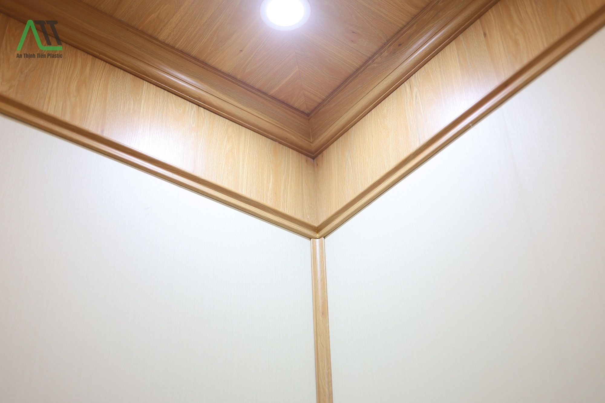 phào chỉ pvc và phào chỉ gỗ