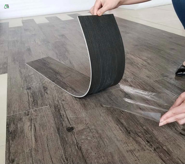 sàn nhựa dán keo hay sàn nhựa hèm khóa