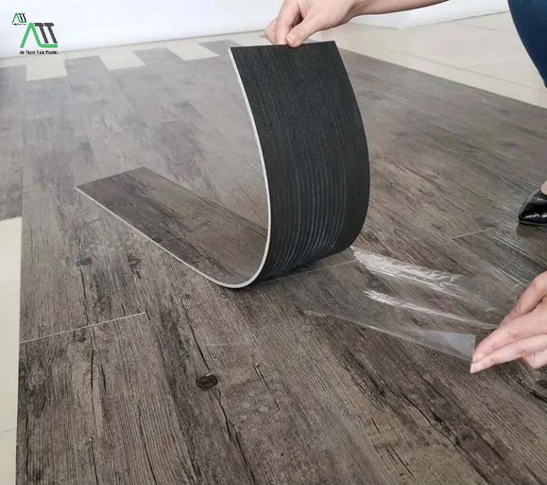 sàn nhựa giả gỗ trong nhà