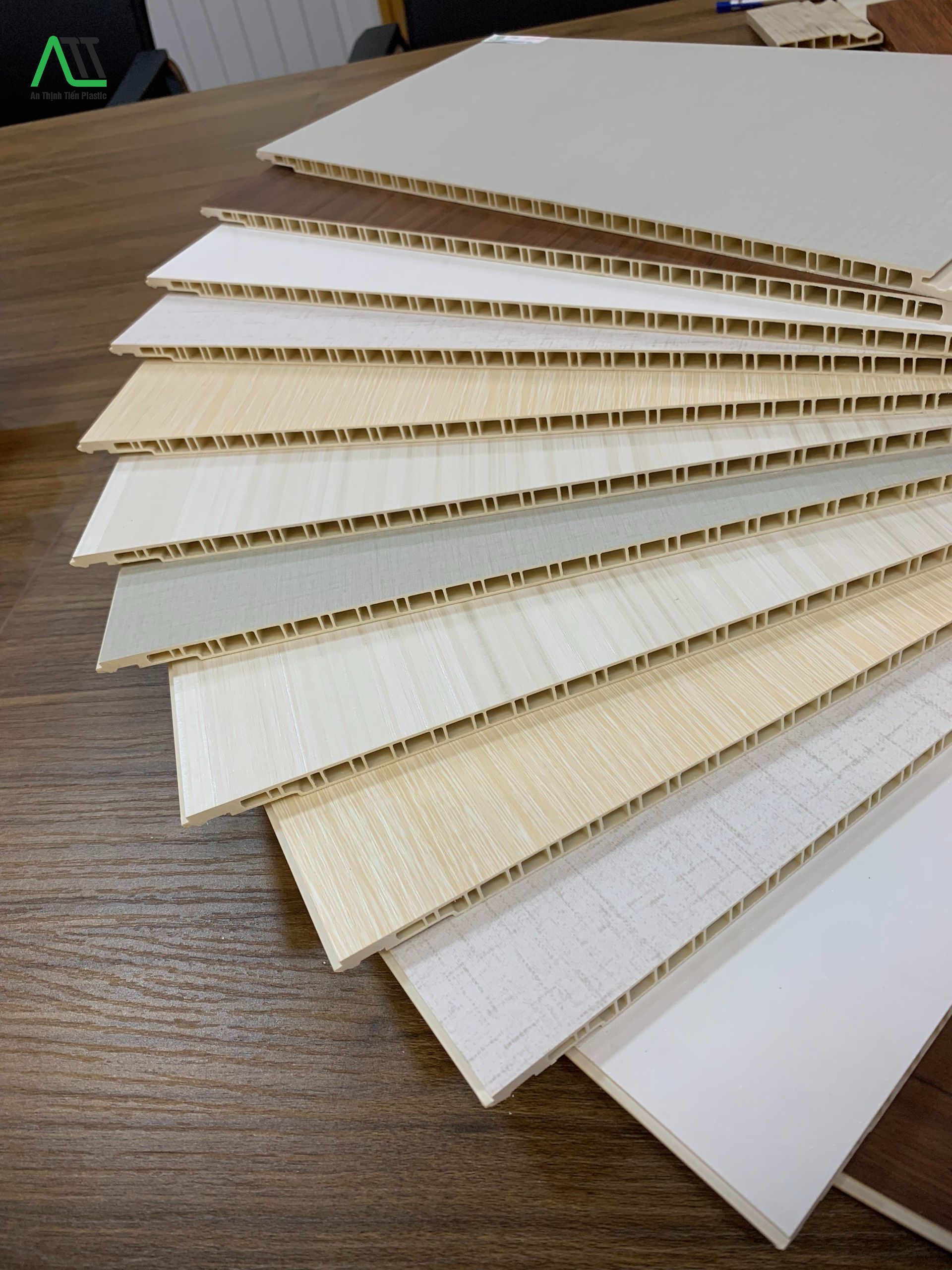 Tấm nhựa ốp tường phủ film An Thịnh Tiến
