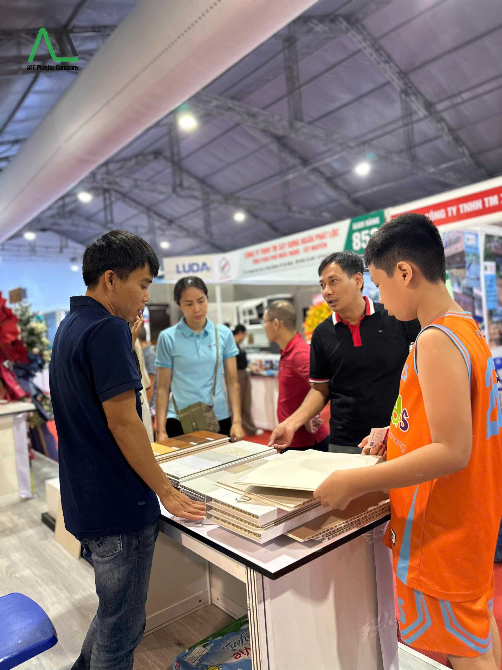 tấm ốp hèm khóa