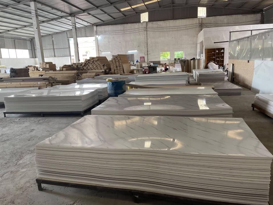 Tấm nhựa ốp tường PVC là gì?