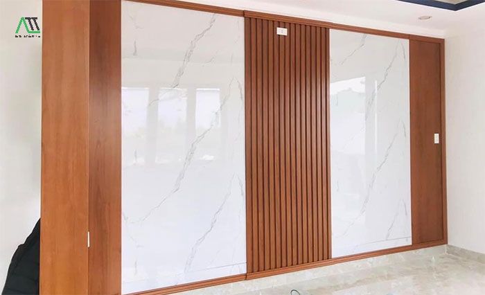thi công lam sóng gỗ nhựa ốp tường