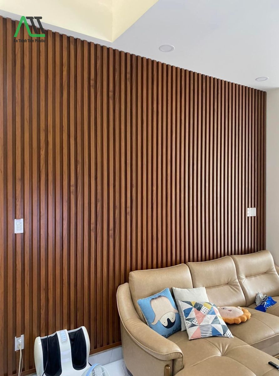 thi công lam sóng gỗ nhựa ốp tường