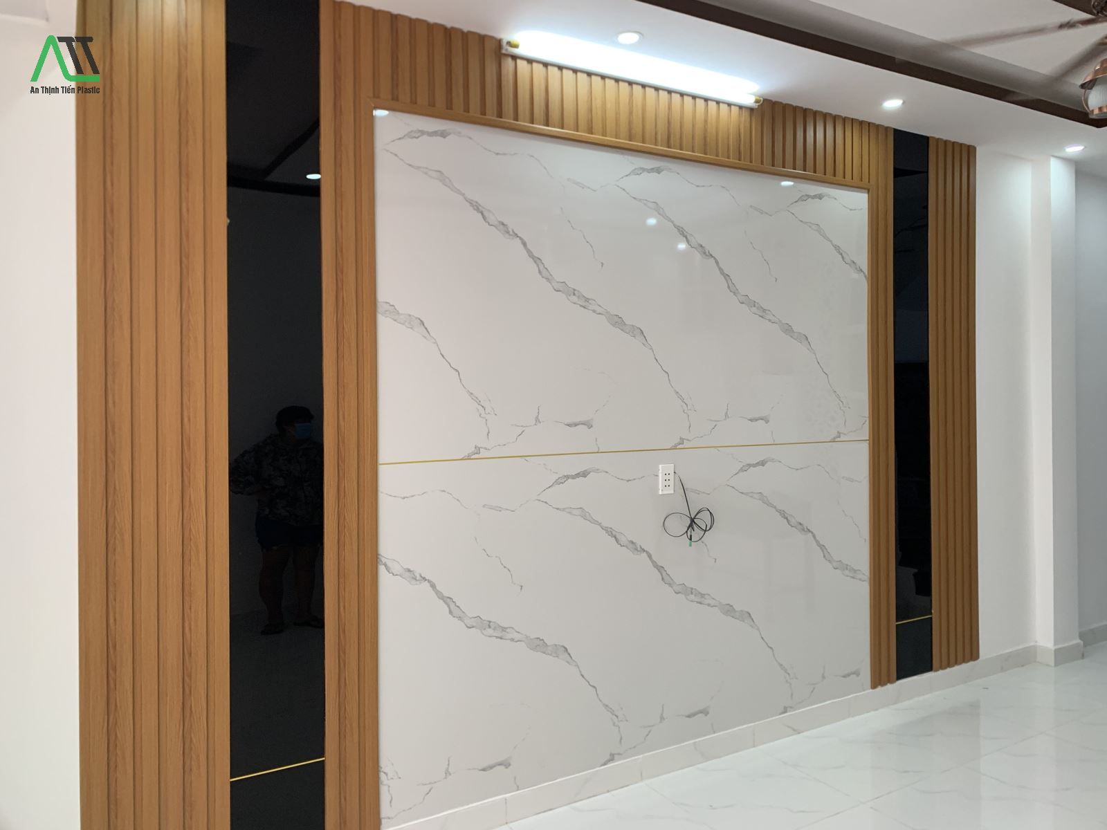 thi công lam sóng gỗ nhựa ốp tường