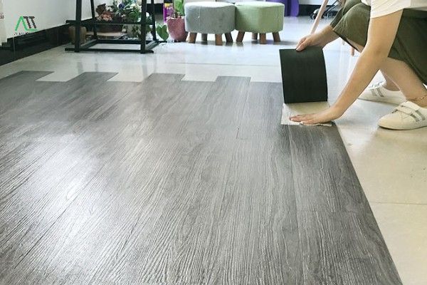thi công sàn nhựa giả gỗ