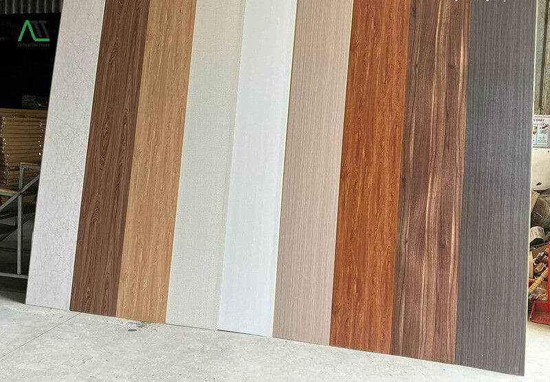 thi công tấm gỗ nhựa ốp tường