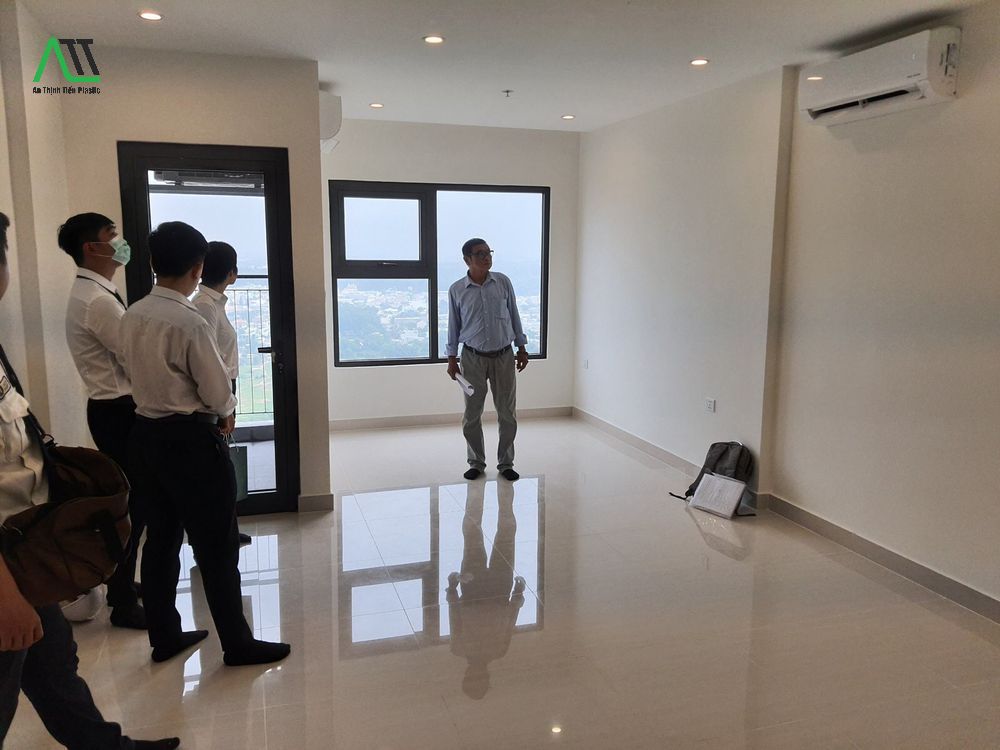 thi công tấm nhựa giả gỗ