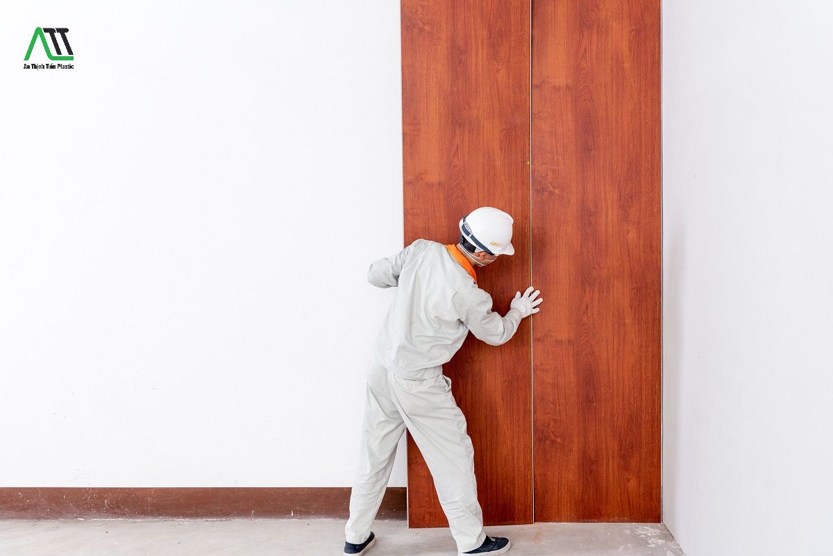 thi công tấm nhựa giả gỗ