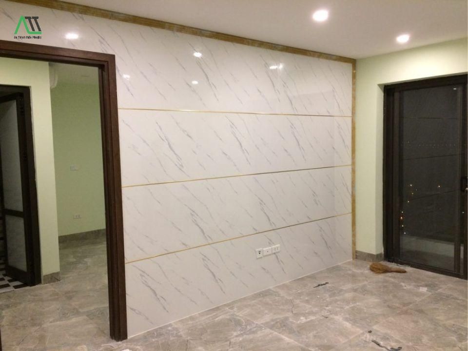 thi công tấm ốp nhựa giả đá