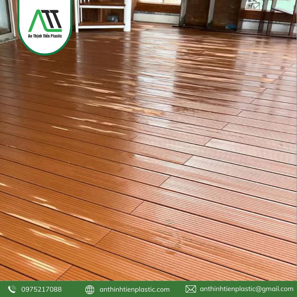 vệ sinh sàn gỗ nhựa ngoài trời