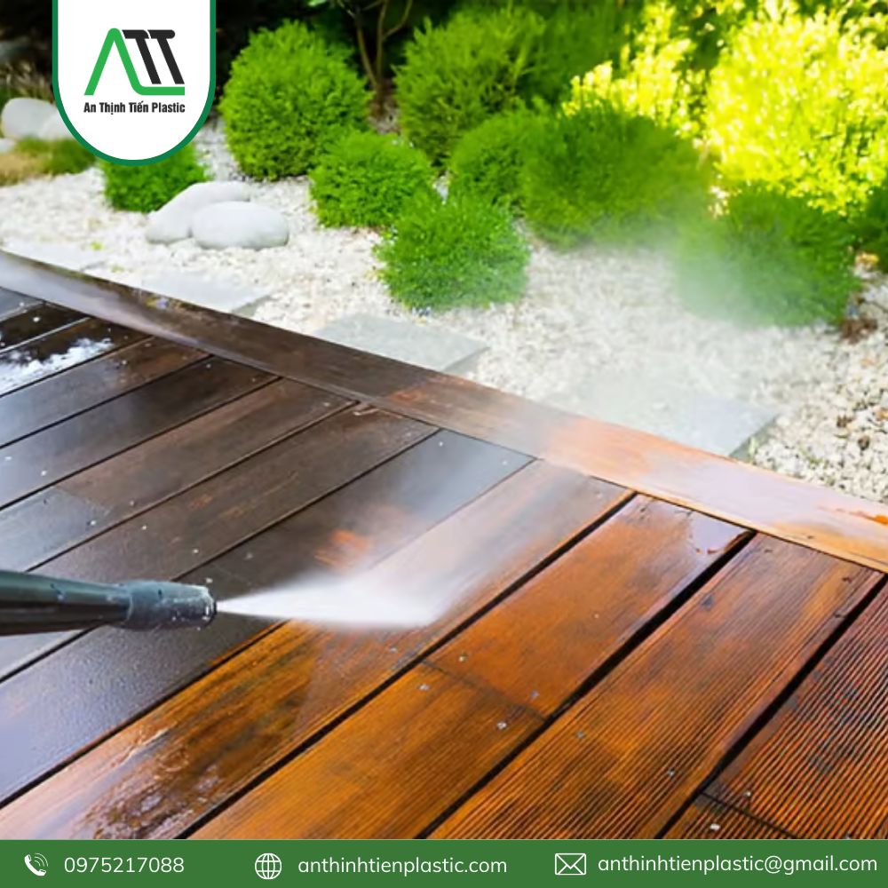 vệ sinh sàn gỗ nhựa ngoài trời