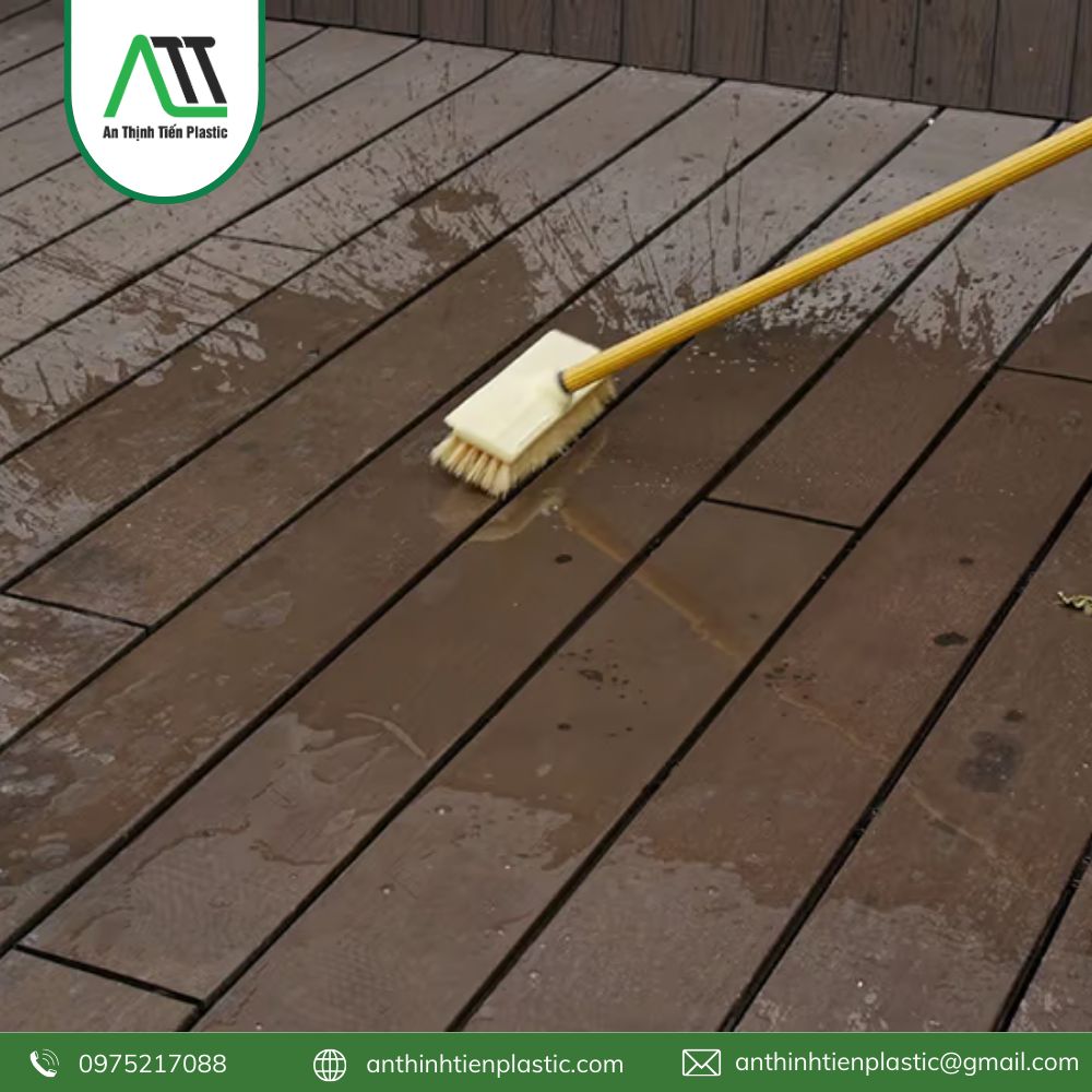 vệ sinh sàn gỗ nhựa ngoài trời